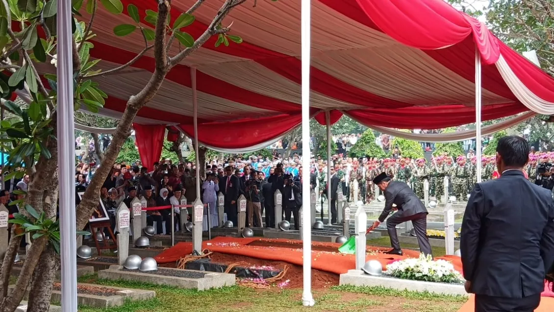 Proses Pemakaman yang dipimpin langsung Jokowi di TMP Kalibata