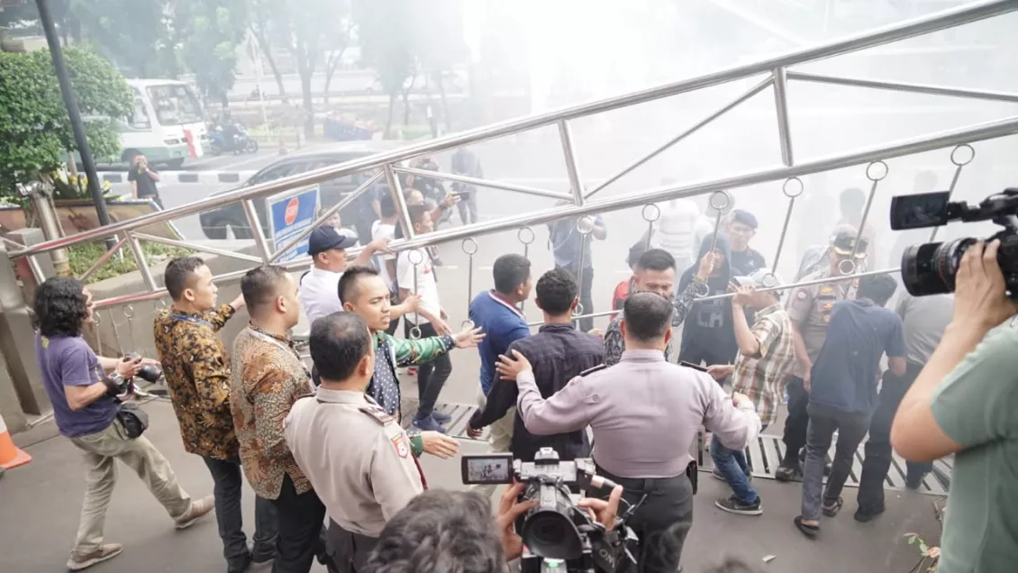 Polisi akhirnya menembakan gas air mata untuk menghalau massa yang mencoba merangsak masuk ke gedung KPK.
