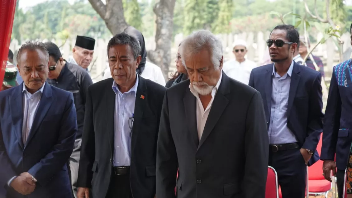 Xanana datang bersama rombongan, salah satunya Duta Besar Timor Leste untuk Indonesia Alberto XP Carlos.