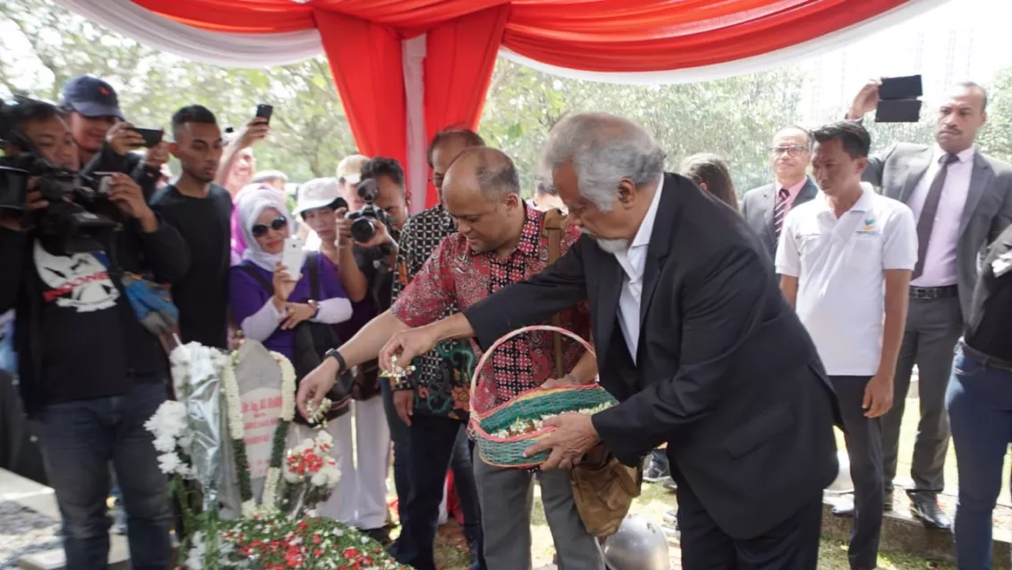 Ditemeni Ilham Akbar Habibie, Xanana Menaburkan bunga diatas makam almarhum BJ Habibie. 