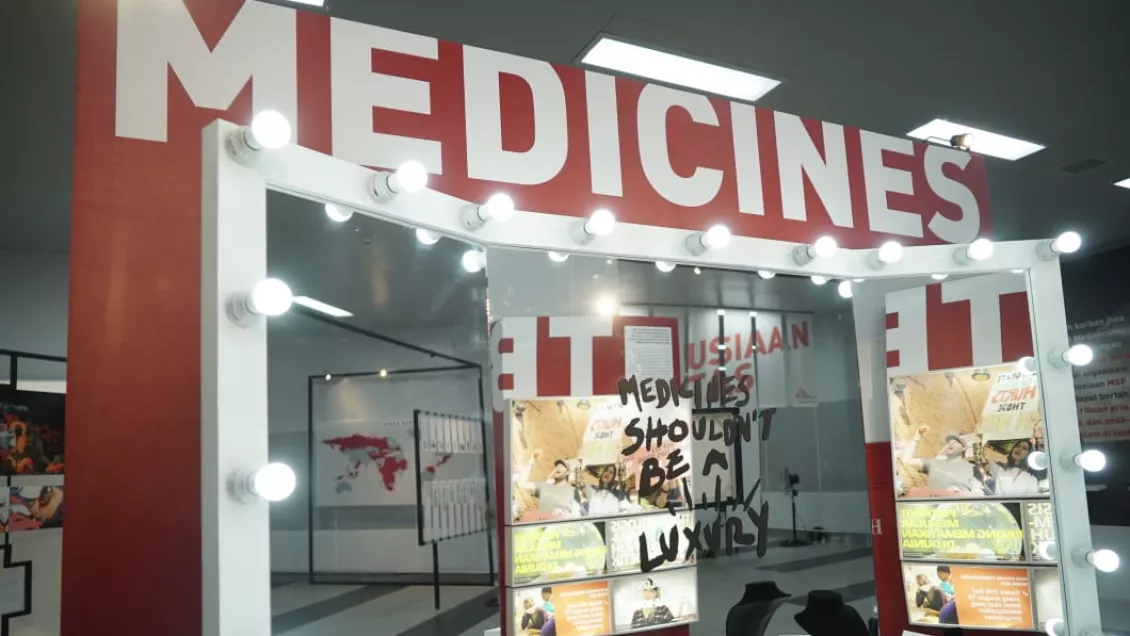 Instalasi seni MSF memprotes mahalnya harga obat