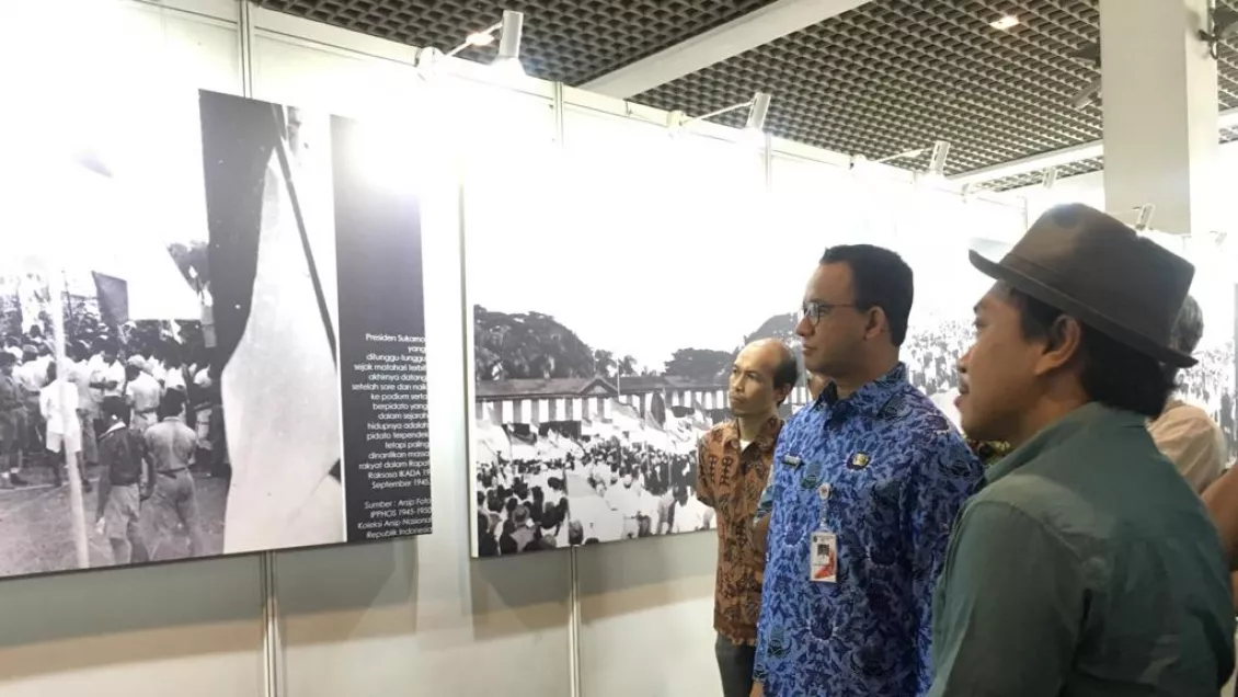 JJ Rizal dan Anies Baswedan melihat foto pameran IKADA di halaman Balaikota DKI Jakarta