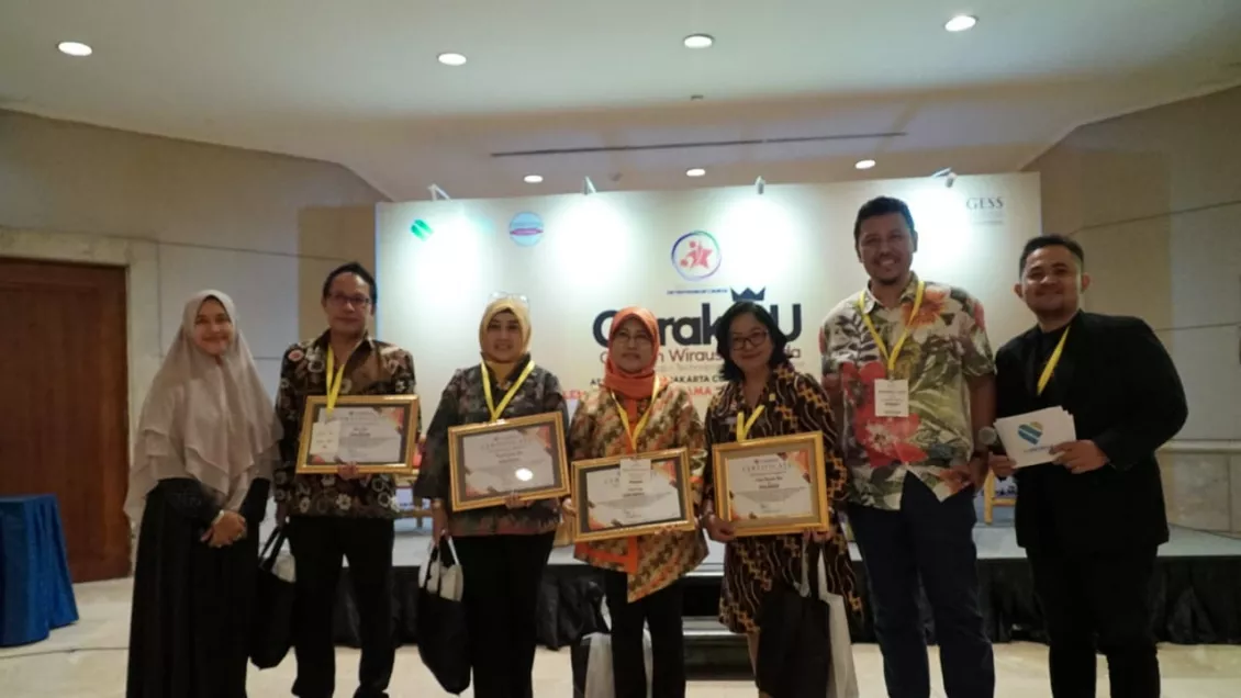 Pemberian sertifikat untuk para narasumber di talkshow GerakMu di JCC, Senayan (19/9)