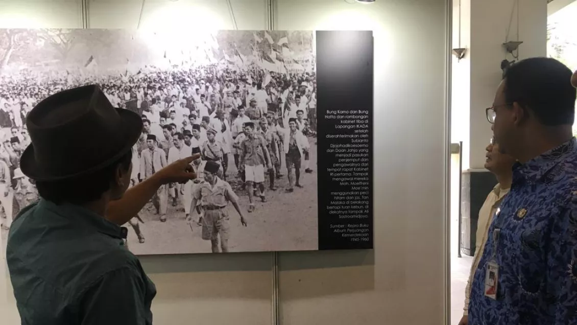 JJ Rizal menceritakan peristiwa IKADA yang tergambar dalam foto kepada Anies Baswedan