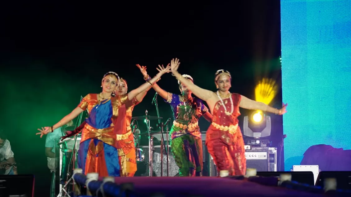 Salah satu pertunjukan tari di panggung Ocean Folk Festival, di Pulau Tidung, Kepulauan Seribu, Sabtu (21/9).