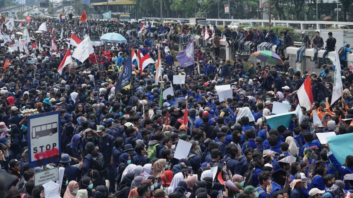 Mahasiswa mendatangi gedung DPR untuk berunjuk rasa menolak pengesahan RUU KPK pada Selasa (24/9)