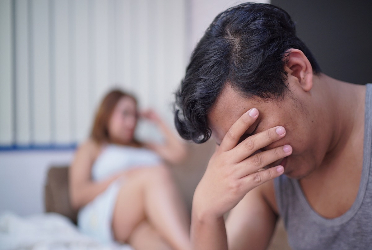 Posisi Tidur Suami Istri Ternyata Bisa Tentukan Nasib Pernikahan - GenPI.co