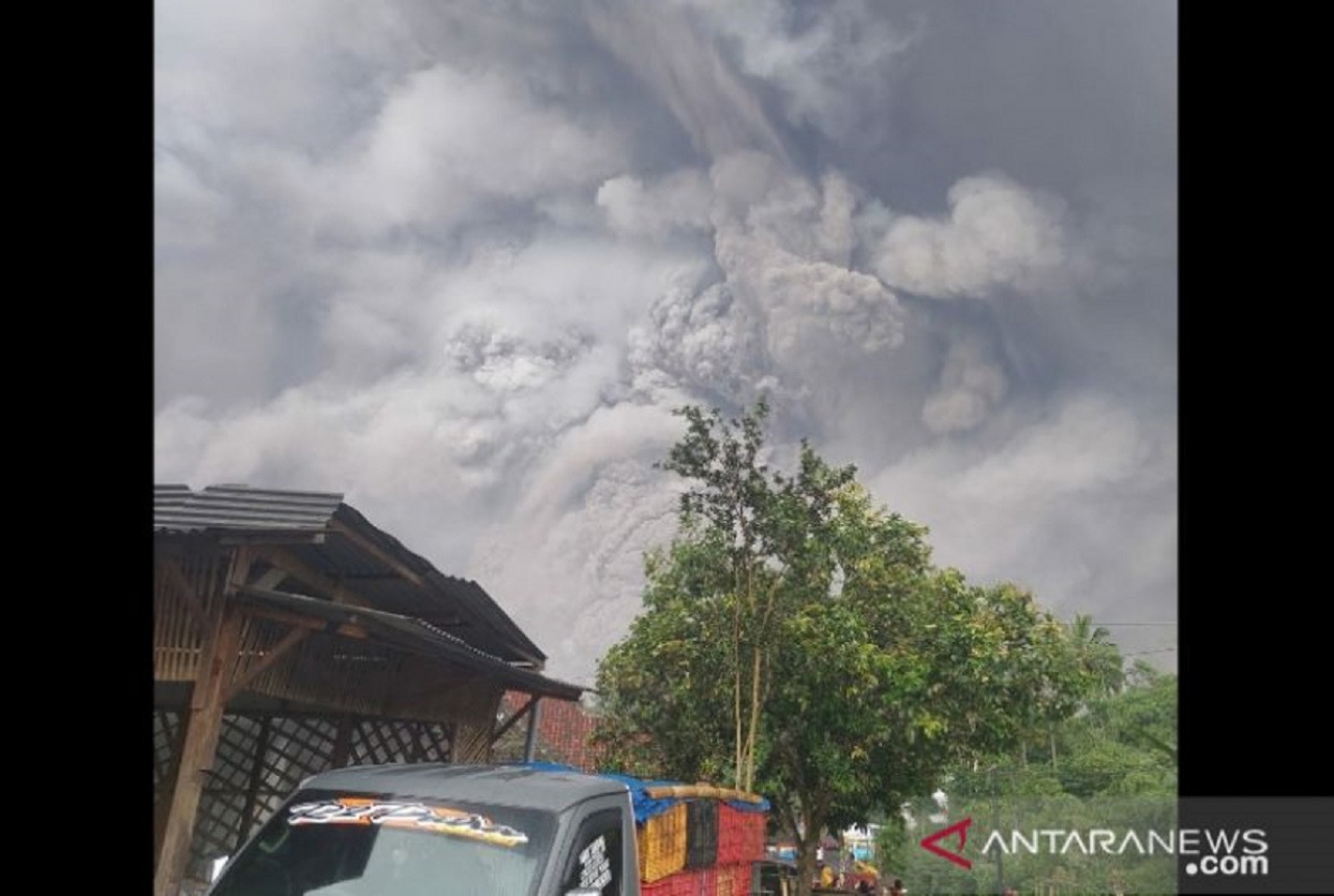 Gunung Semeru Meletus, Banyak Warga Terjebak di Rumah - GenPI.co