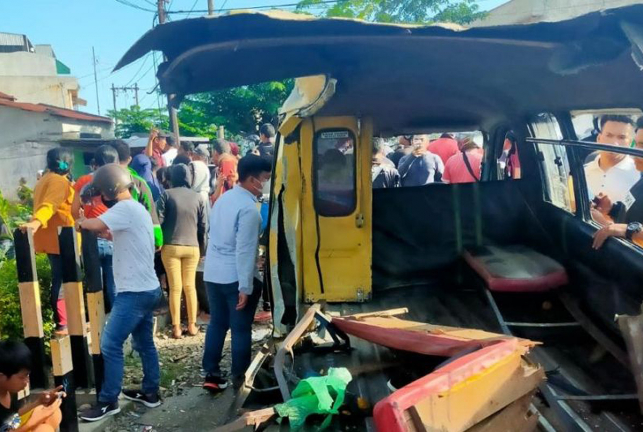 Kereta Api Tabrak Angkot di Medan, 4 Meninggal, 6 Terluka - GenPI.co