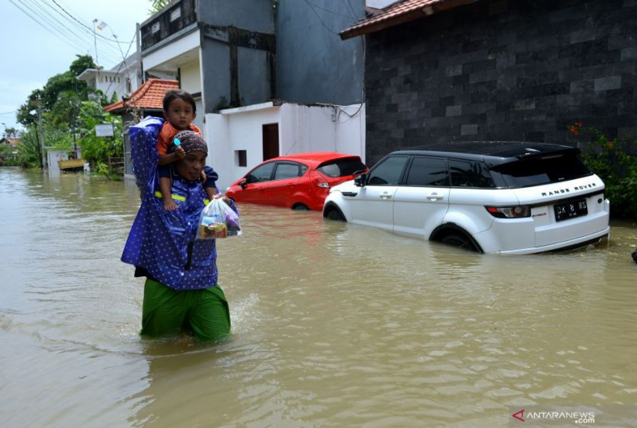 Banjir Kepung Denpasar, Lansia Terjebak dan Mobil Hanyut - GenPI.co
