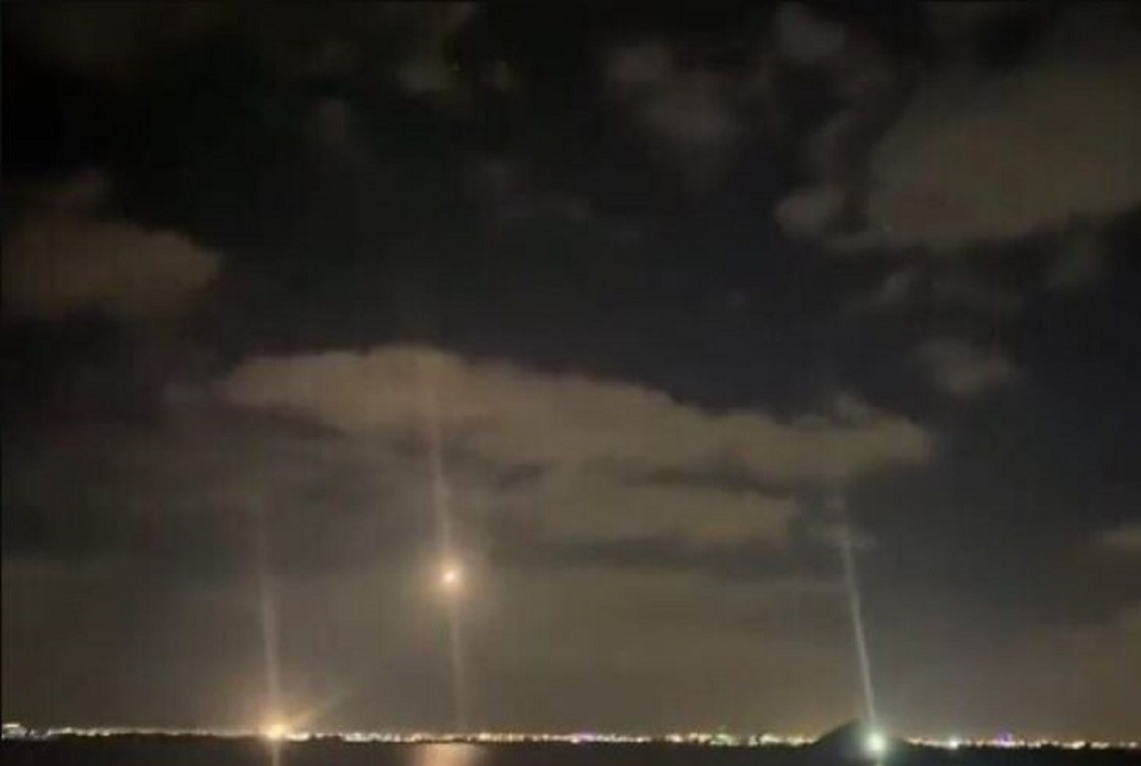 Teror 2 Rudal Balistik di Abu Dhabi, Langit pun Terang-benderang - GenPI.co