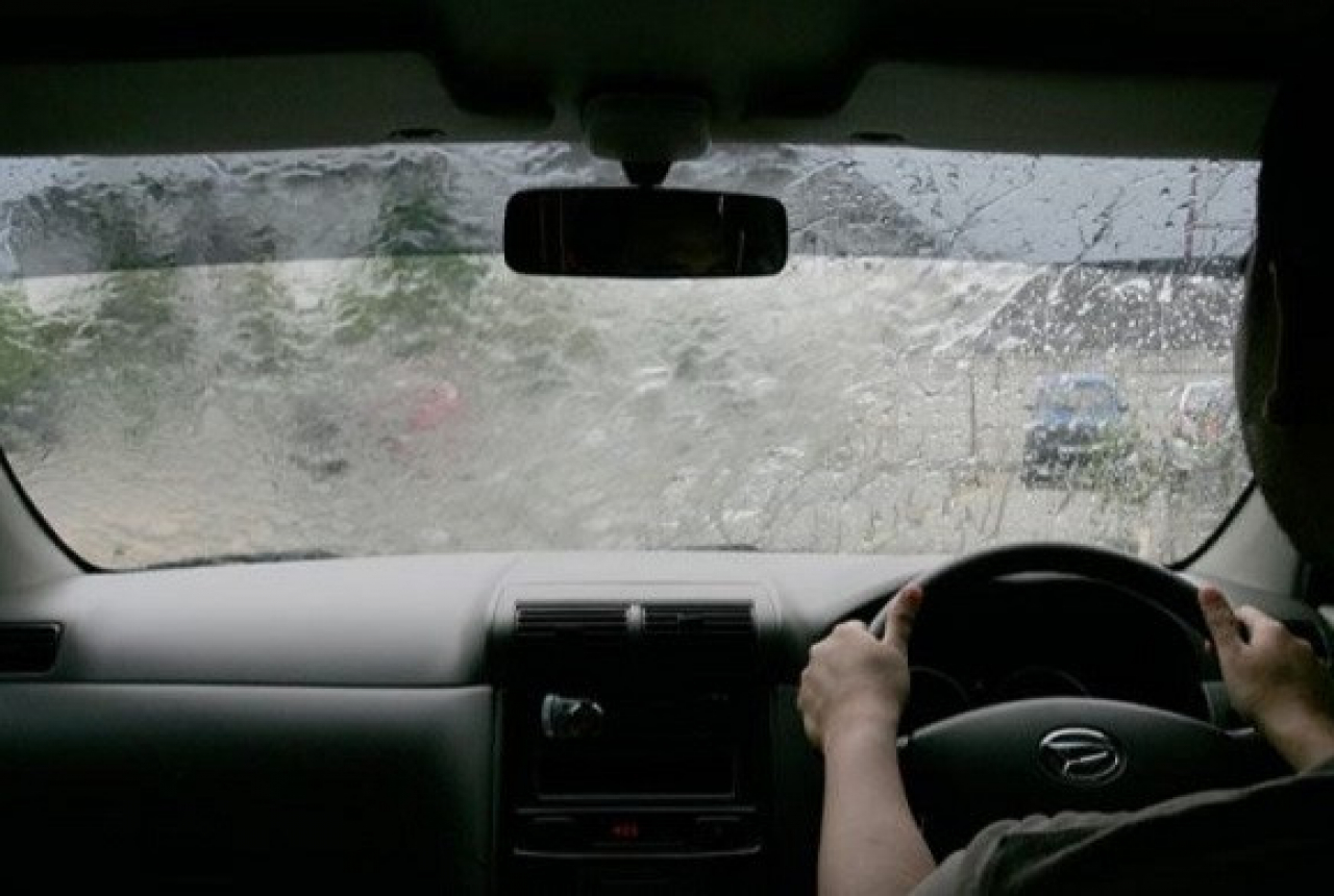 Cegah Tabrakan, Ingat 3 Hal Utama saat Berkendara di Musim Hujan - GenPI.co