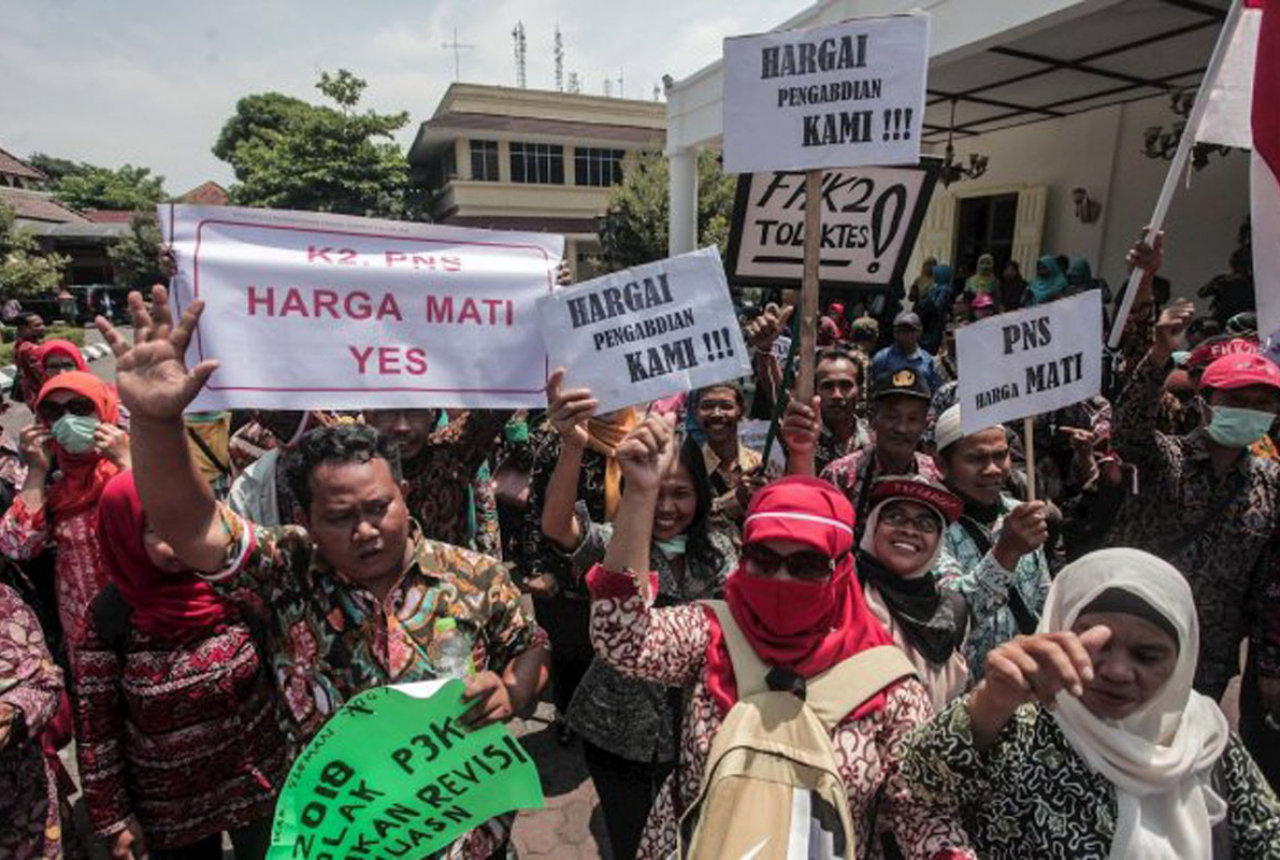 Titip Pesan ke Jokowi, Honorer Minta Diangkat Jadi PNS Tanpa Tes - GenPI.co