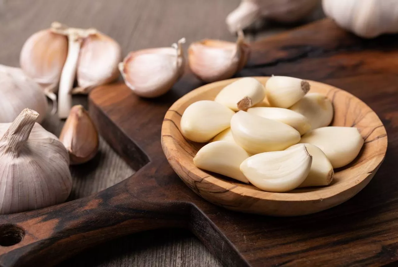 4 Manfaat Luar Biasa Makan Bawang Putih Mentah Setiap Hari - GenPI.co