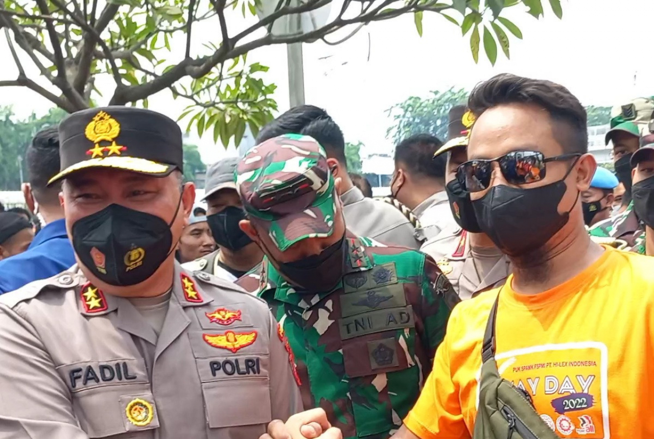 Kapolda Metro Jaya Dicegat Seorang Buruh, Ternyata Pengin Foto - GenPI.co