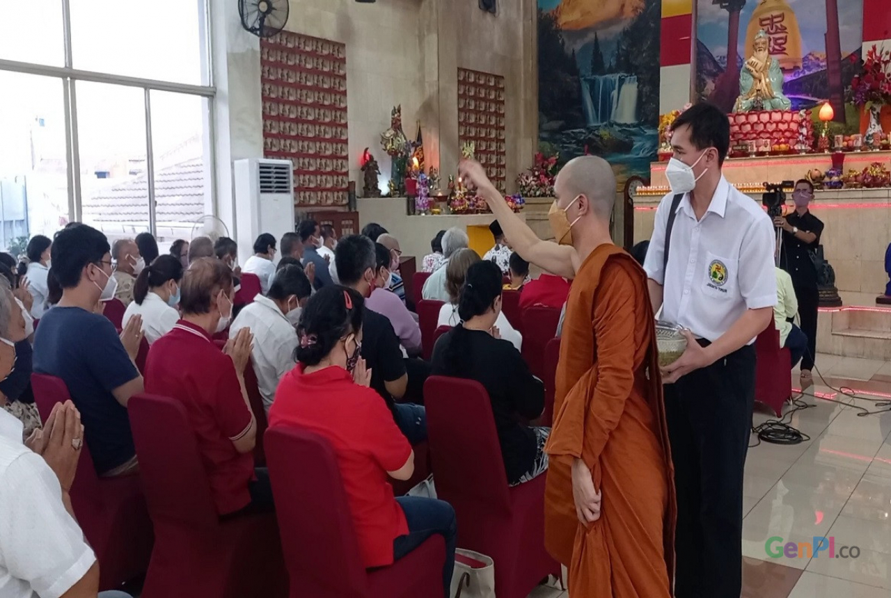 Antusiasme Umat Buddha Rayakan Waisak di Wihara Membeludak - GenPI.co