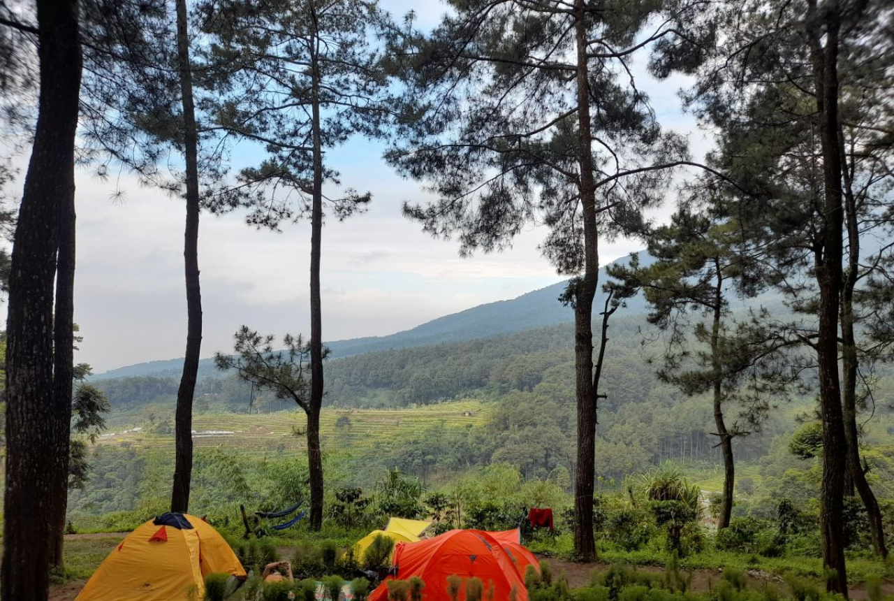 Bukit Si Kabayan, Spot Kamping Kece di Halimun Salak, Syahdu - GenPI.co
