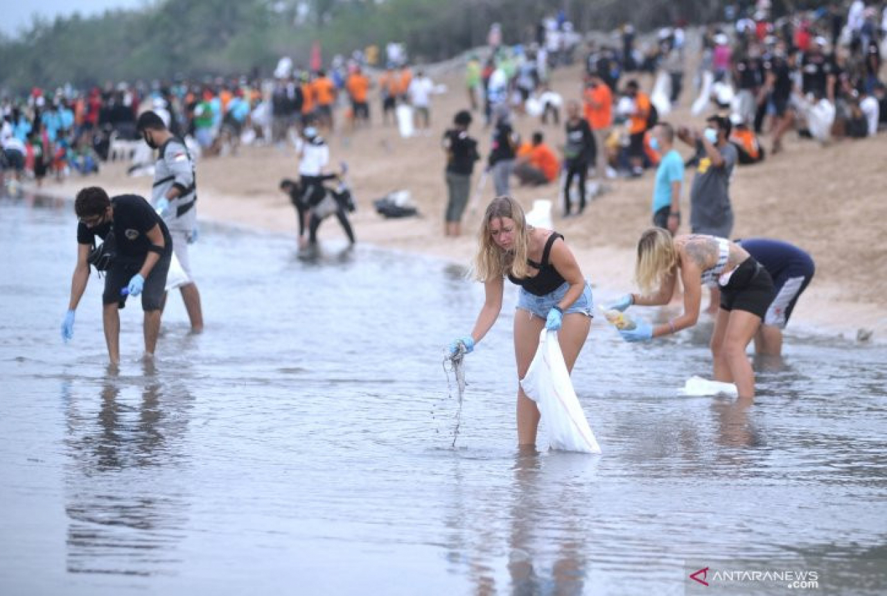 Sampah Sungai Cemari Pantai Bali Barat, Siapa Biang Keroknya? - GenPI.co BALI