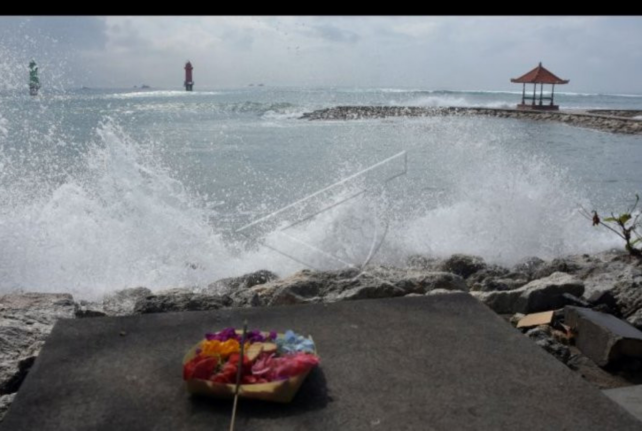 Bukan Cuma Hujan Petir, BMKG: Gelombang Tinggi Landa Bali - GenPI.co BALI