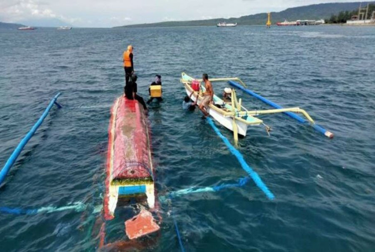 Ngeri! 7 Nelayan Naik Jukung Nyaris Mati di Selat Bali - GenPI.co BALI
