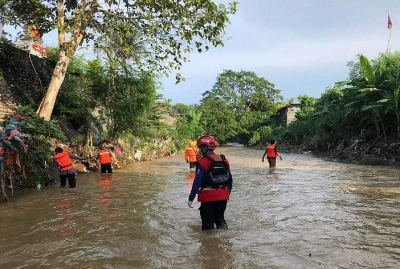 Minta Doa, Ibu-Anak Terseret Arus Sungai Buleleng Belum Ditemukan - GenPI.co BALI