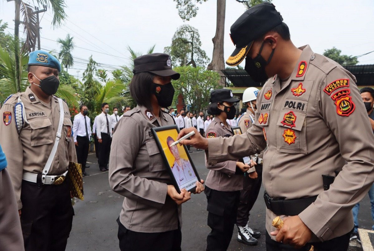 Kapolres Badung Bali AKBP Leo Dedy Coret Foto 2 Polisi, Ada Apa? - GenPI.co BALI