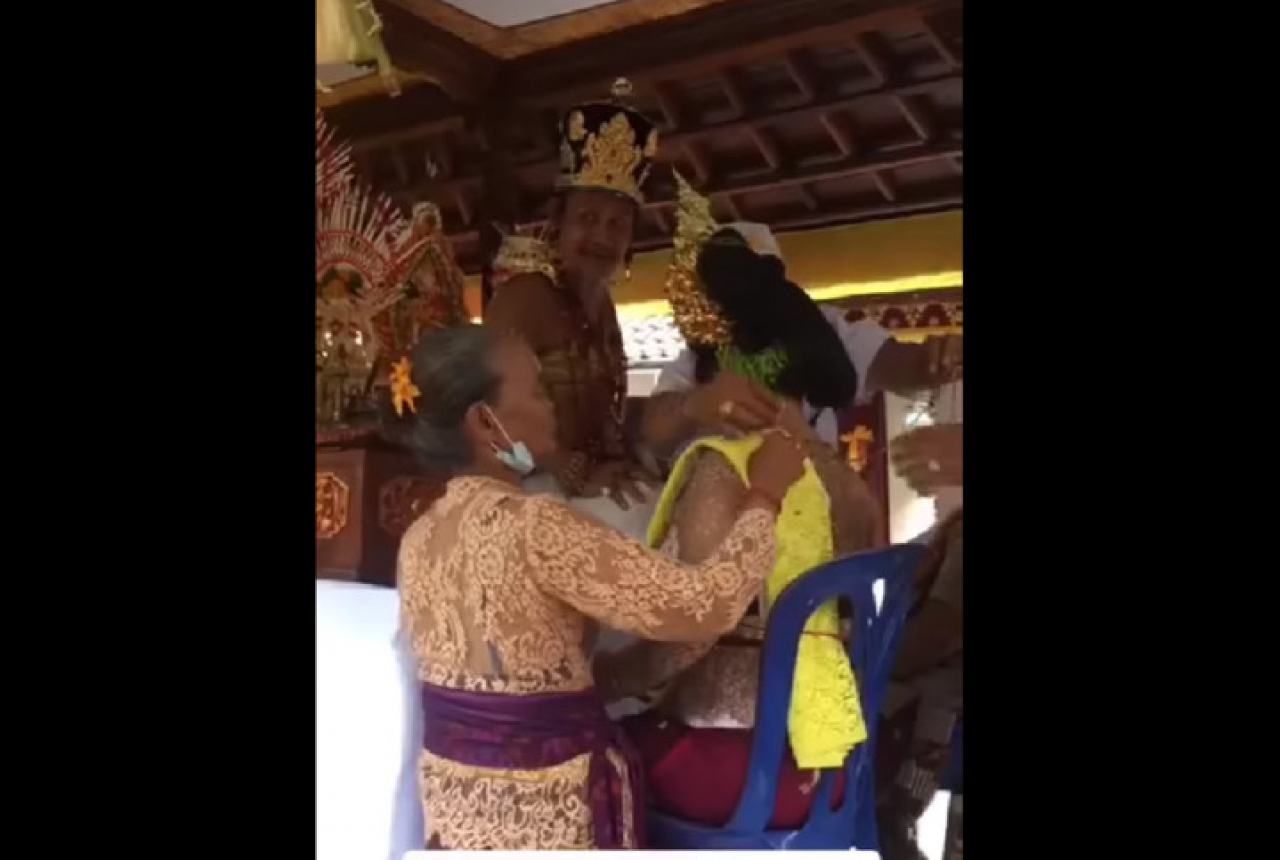 Viral! Mempelai Pria Lari, Wanita Gianyar Bali Menikah Sendiri - GenPI.co BALI