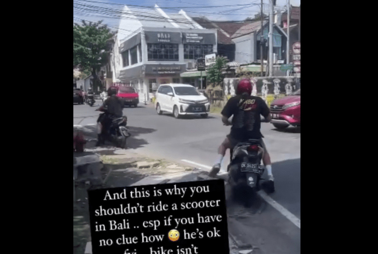 Media Asing: Viral Video Aksi Gila Bule Naik Motor Matik di Bali - GenPI.co BALI