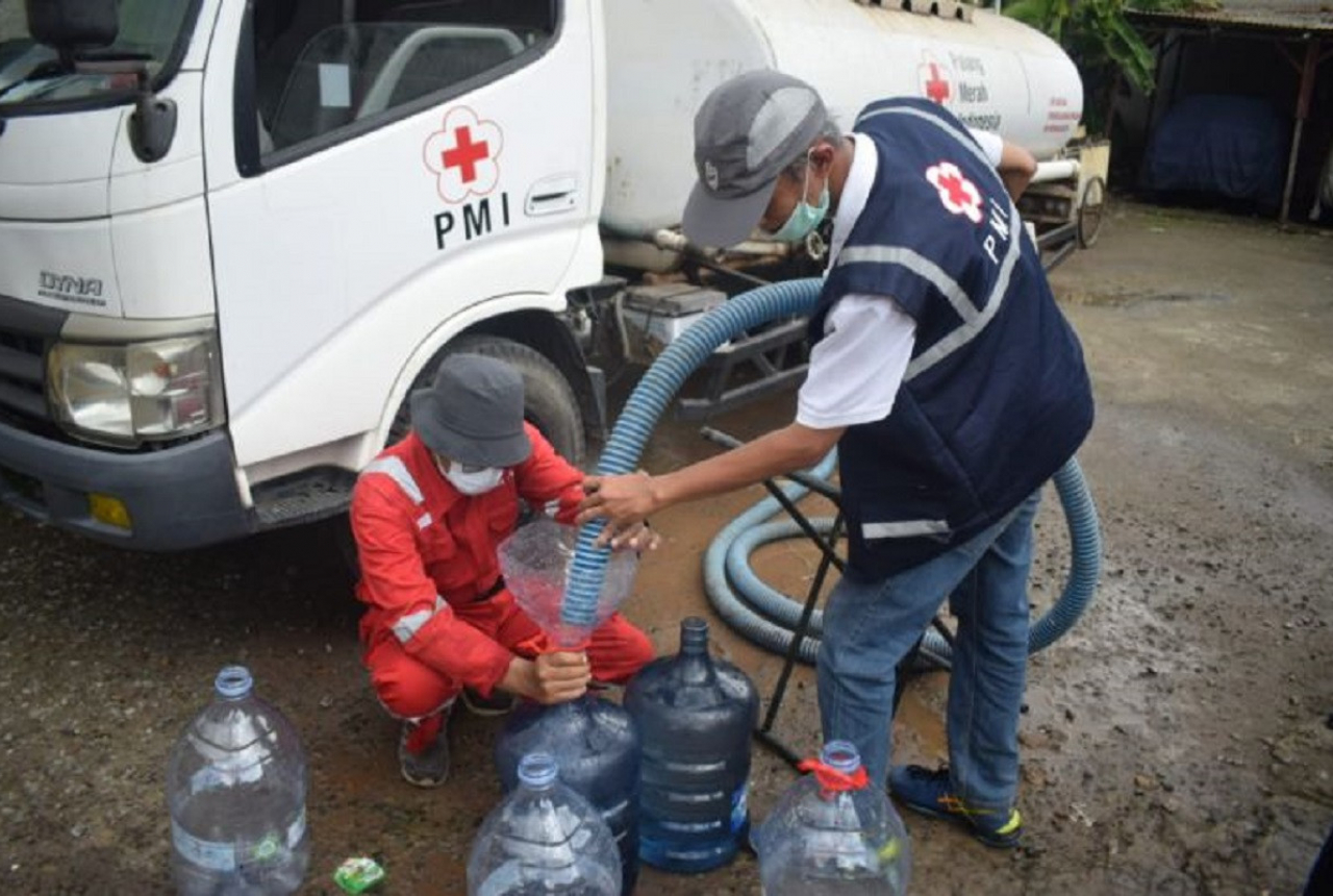 PMI Salurkan Bantuan Air Bersih untuk Korban Banjir - GenPI.co BANTEN