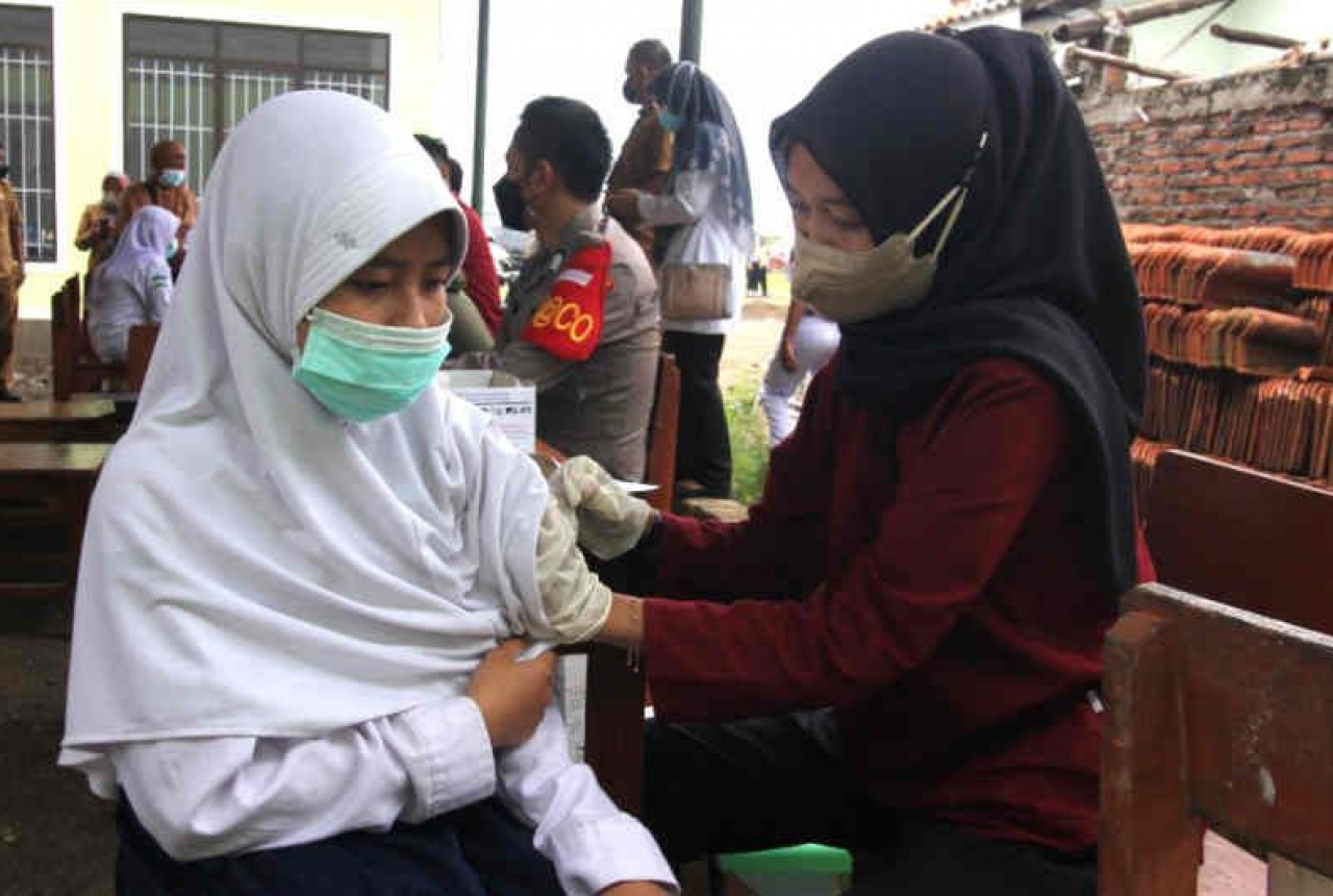 Vaksinasi Dosis 3 Masih 5 Persen, Permintaan Bupati Cirebon Telak - GenPI.co JABAR