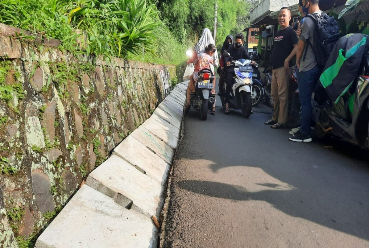 Kocak Banget, Penutup Drainase di Pancoran Mas, Depok Miring - GenPI.co JABAR