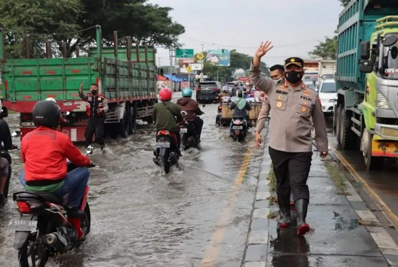 Polres Demak Alihkan Arus Lalu Lintas Menyusul Banjir Rob - GenPI.co JATENG