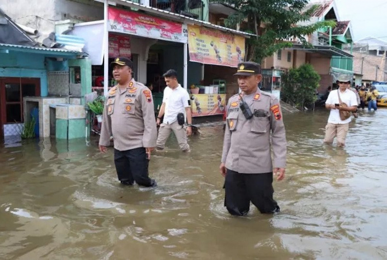 Polres Demak Alihkan Arus Lalu Lintas Menyusul Banjir Rob - GenPI.co JATENG
