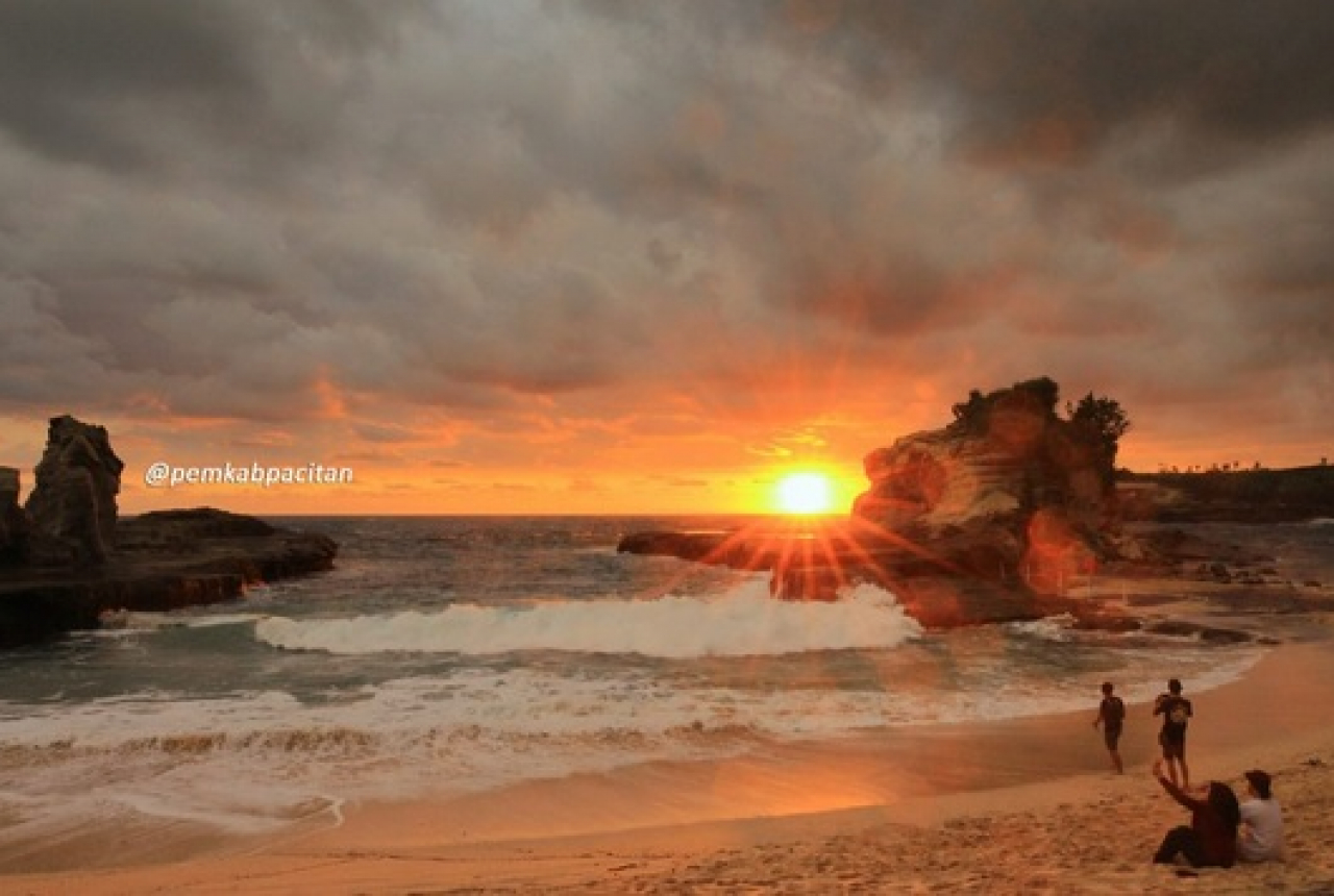 Punya Keunikan, 5 Pantai di Pacitan ini Cocok untuk Spot Foto - GenPI.co JATIM