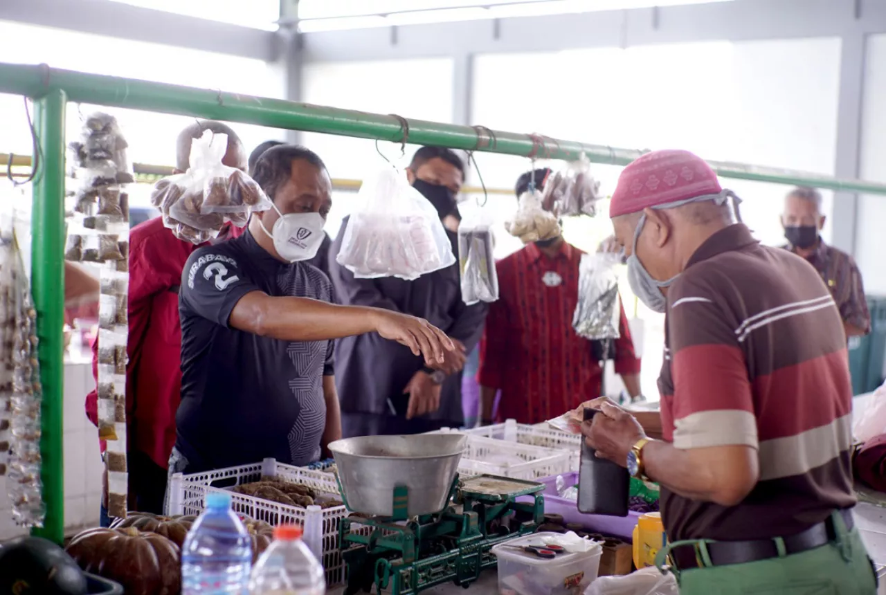 Pedagang Pasar di Surabaya Senang Bukan Main, ini Sebabnya - GenPI.co Jatim