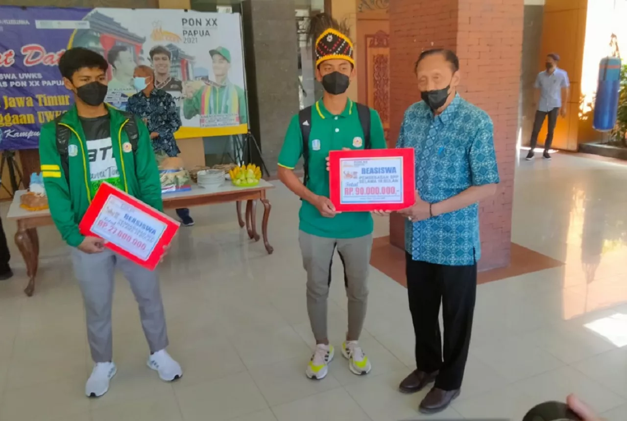 2 Mahasiswanya Sabet Emas di PON XX, UWKS Beri Hadiah Istimewa - GenPI.co Jatim