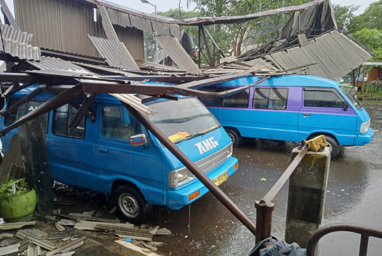 Hujan dan Angin Kencang di Kota Malang, Sejumlah Bangunan Hancur - GenPI.co JATIM