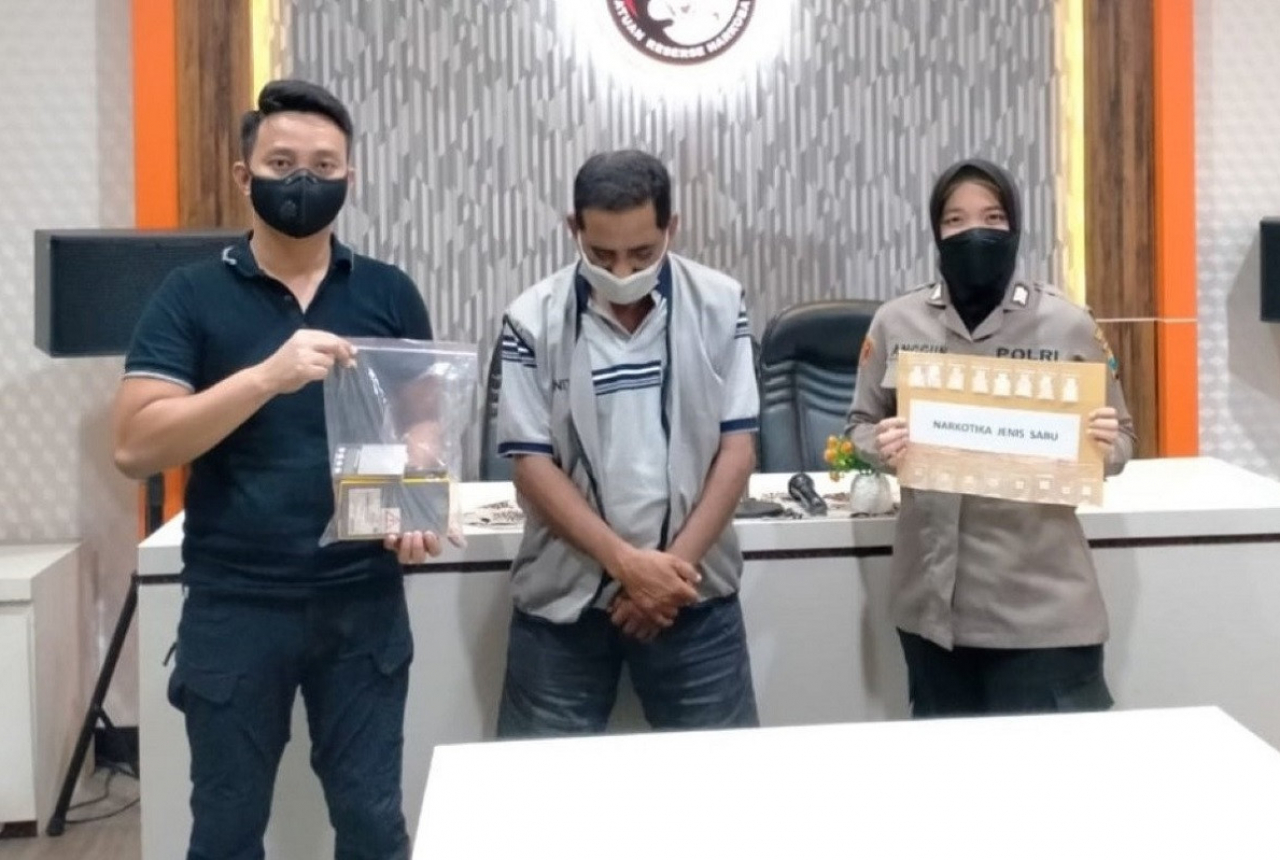 Bawa Barang Haram, Pria Asal Surabaya Dibekuk di Depan Minimarket - GenPI.co JATIM