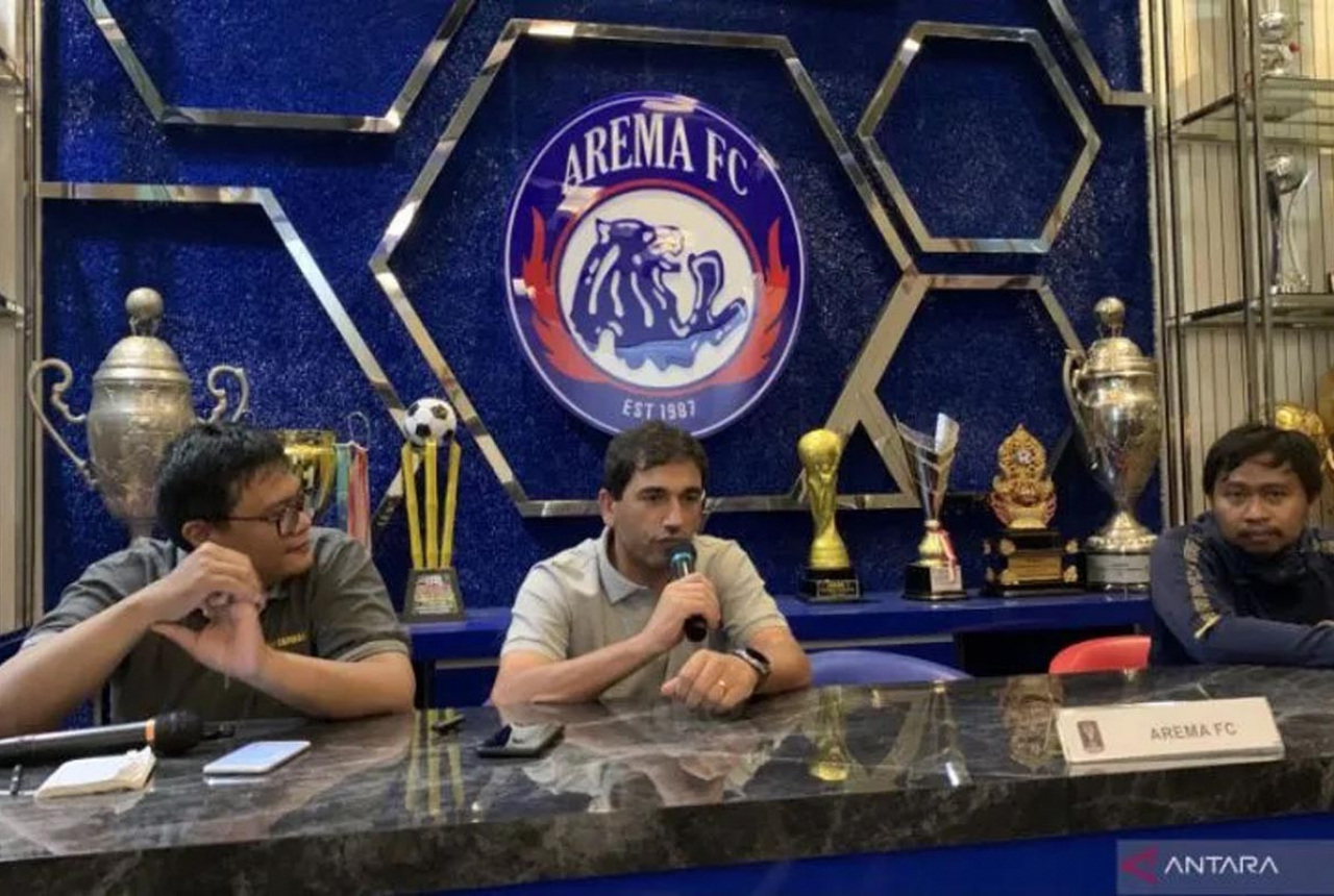 Almeida Kecewa Berat, Ronaldinho Absen Lawan Arema FC - GenPI.co JATIM