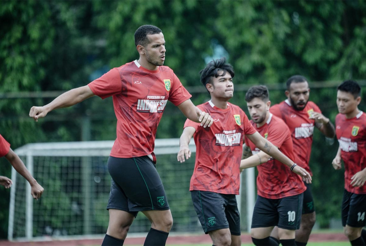 Aji Santoso Maksimalkan Pemusatan Latihan Jelang Liga 1 - GenPI.co JATIM