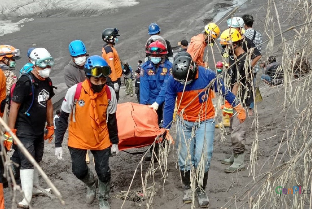 Korban Meninggal Erupsi Gunung Semeru Bertambah, Sudah 34 Orang - GenPI.co JATIM