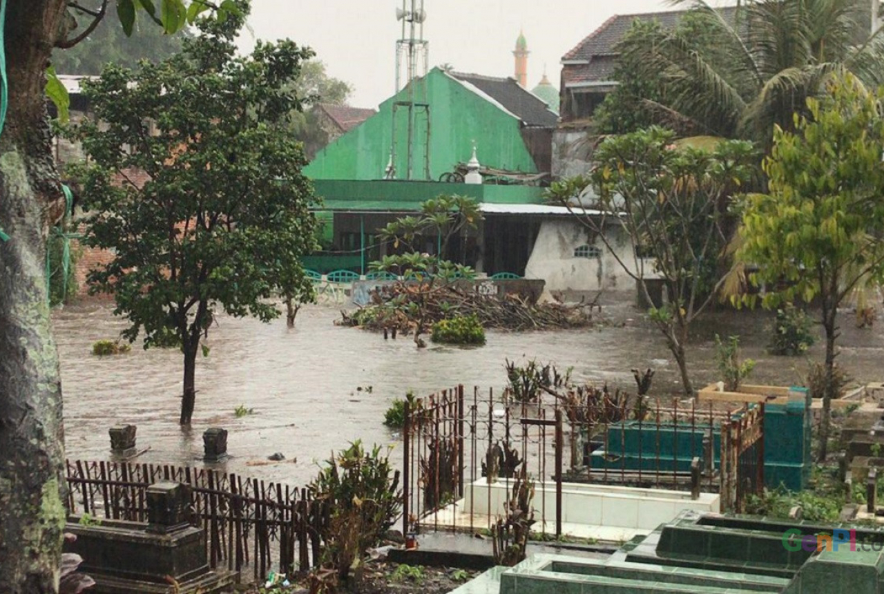 Banjir Kota Malang, Plengsengan Hingga Pagar Rumah Warga Ambrol - GenPI.co JATIM