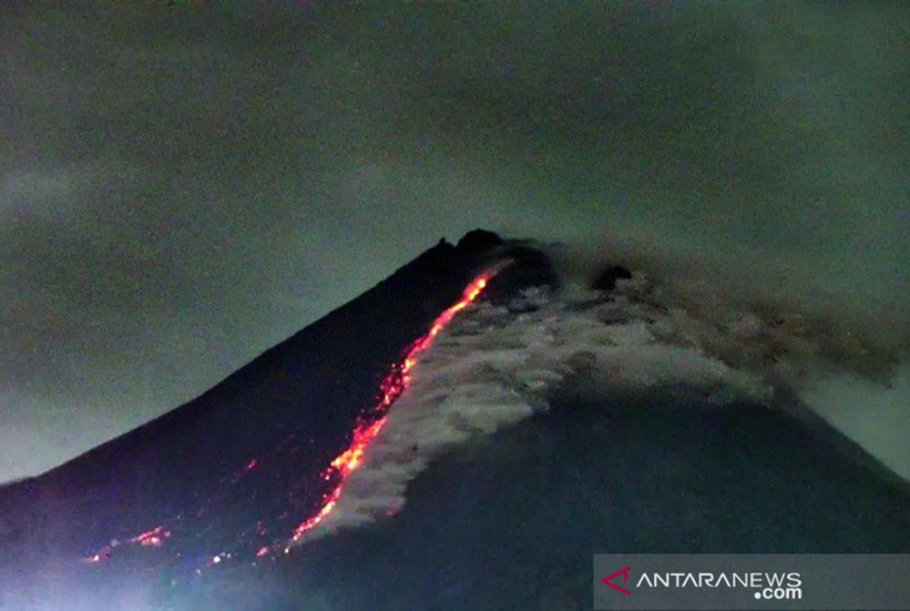 Gunung Merapi Luncurkan Guguran Lava Sejauh 1,5 Kilometer - GenPI.co JOGJA