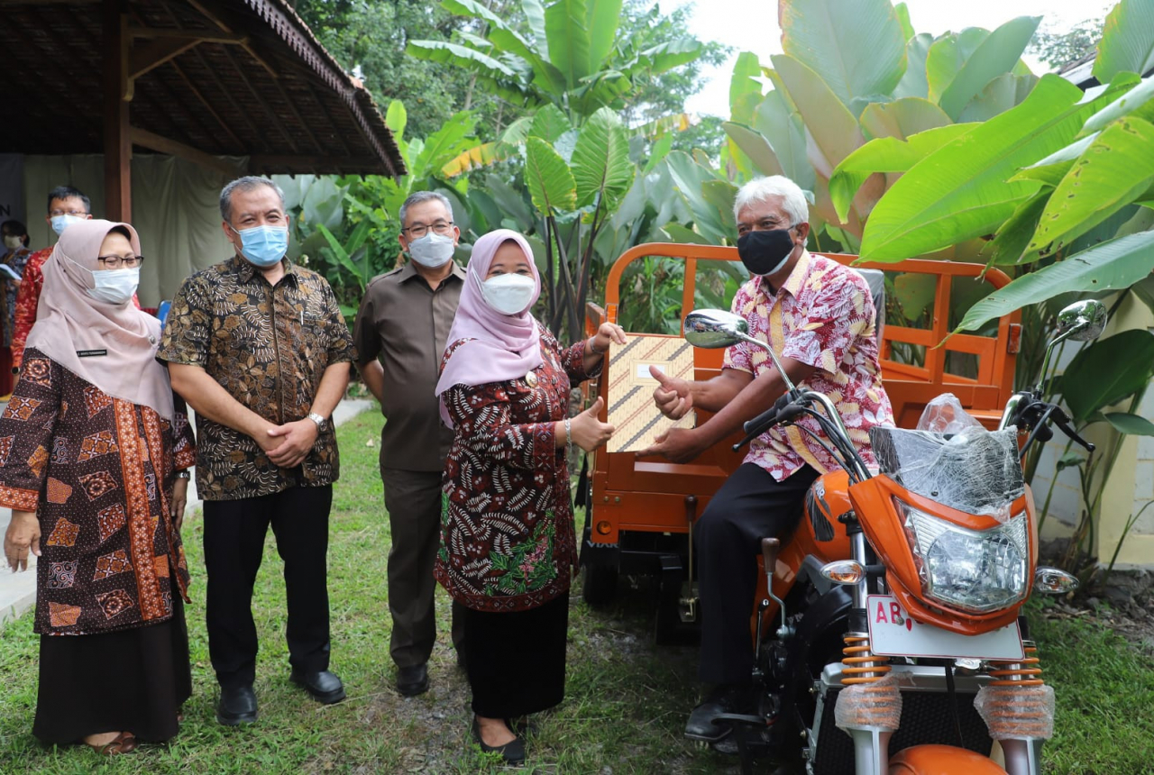 Pemkab Sleman Beri Bantuan Kelompok Pengelola Sampah Mandiri - GenPI.co JOGJA