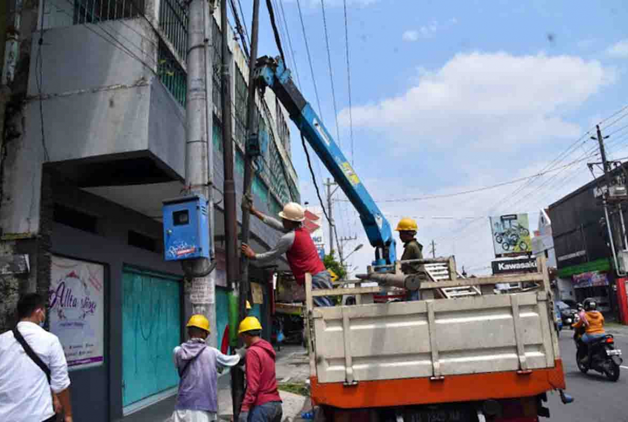 Tak Izin, 30 Tiang Jaringan Fiber Optik di Yogyakarta Ditertibkan - GenPI.co JOGJA