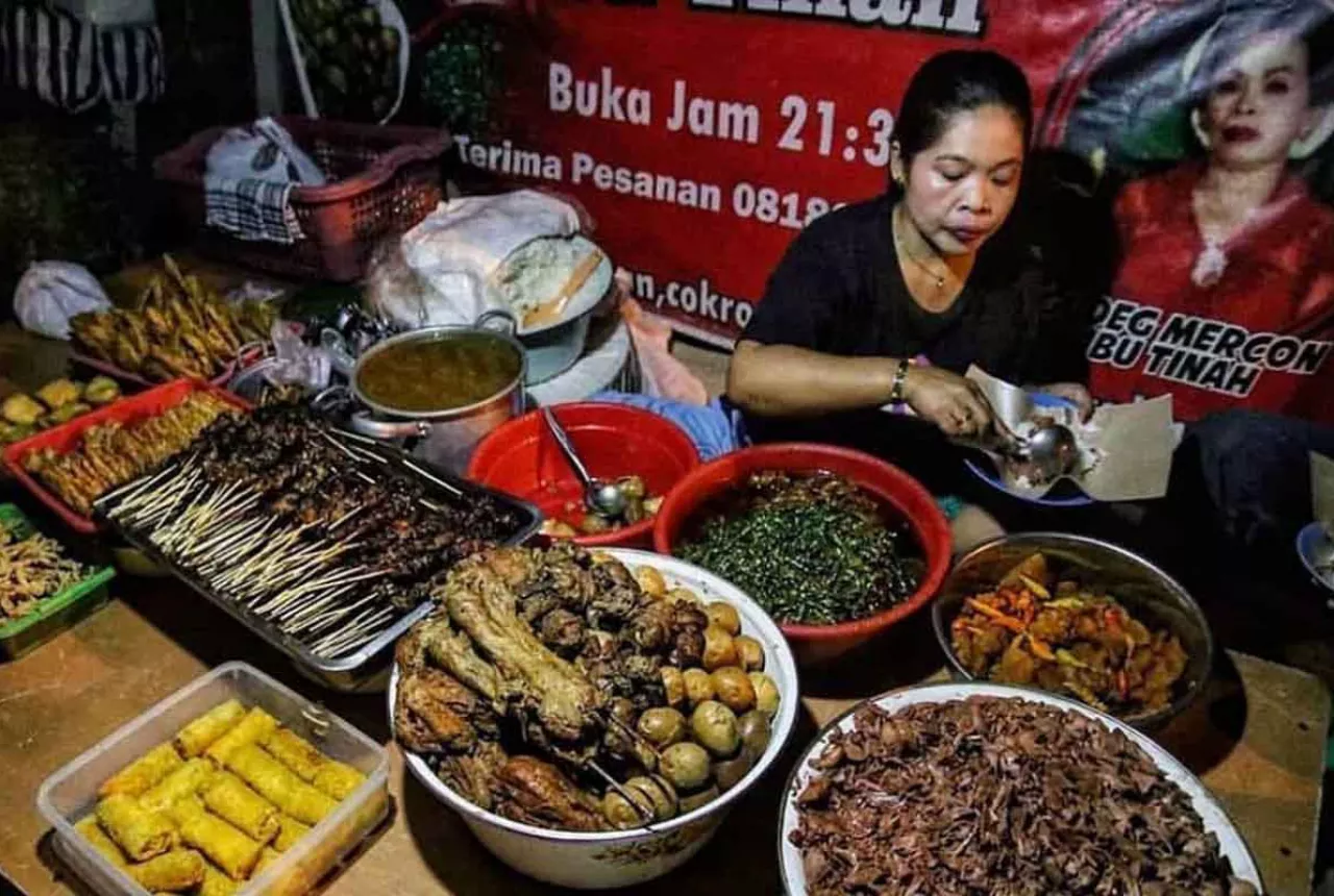 SultranzHoliday | Tempat Makan gudeg Jogja enak yang buka 24 jam selain Wijilan gudeg mercon bu tinah di yogyakarta menawarkan masakan gude iq35