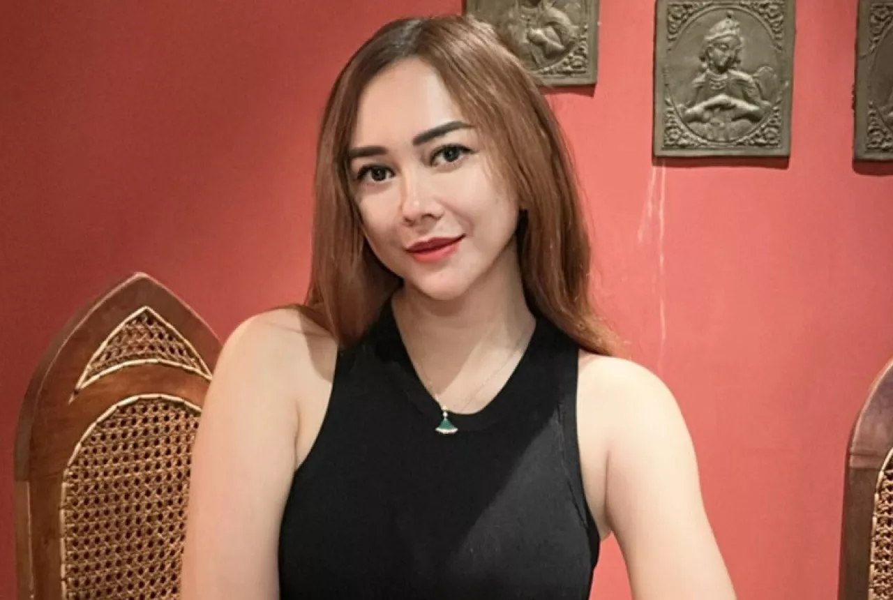 Melukat di Bali, Aura Kasih Dituduh Pindah Agama - GenPI.co KALBAR