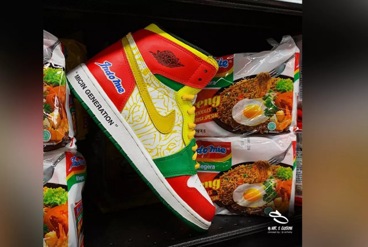 Viral Sneaker Berdesain Indomie Goreng Curi Perhatian Warganet GenPI