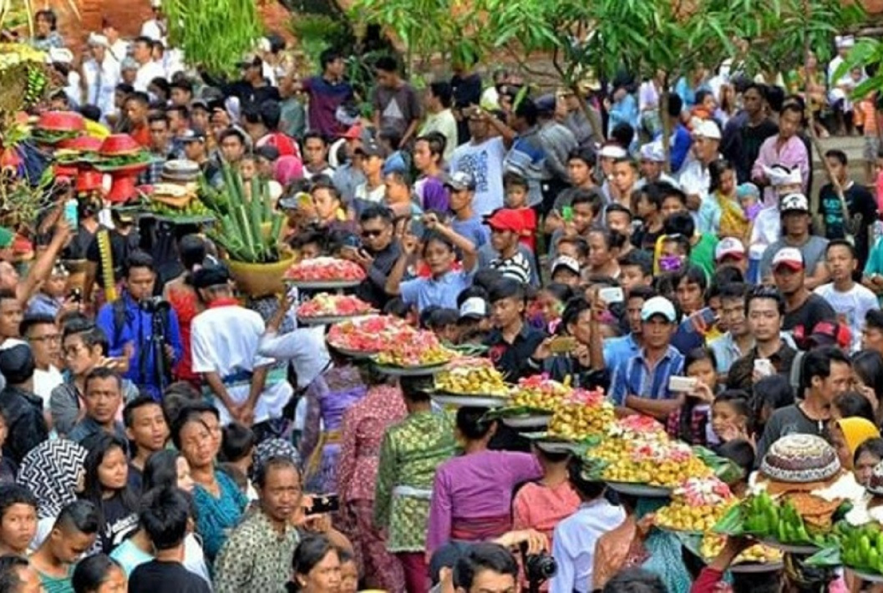Perang Topat Simbol Rasa Syukur dan Keberagaman Warga Lombok - GenPI.co NTB