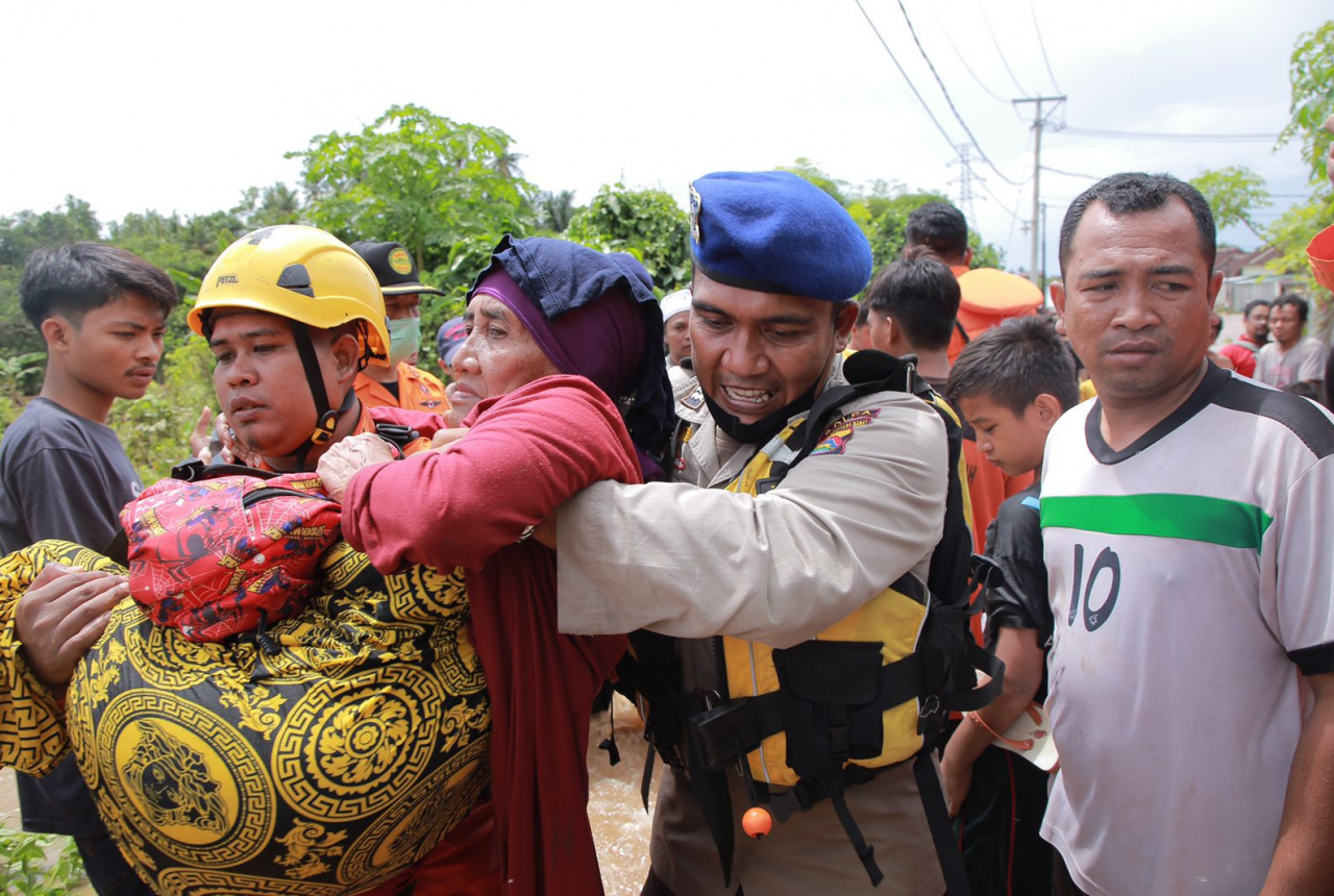 Polda NTB Terjunkan Seluruh Personil untuk Membantu Korban Banjir - GenPI.co NTB